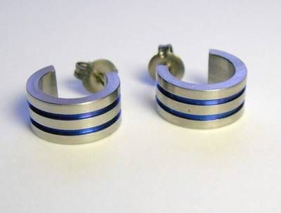 Titan-Creolen mit zwei blau oxidierten Ringen